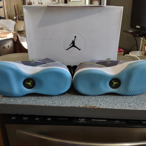 2019 Michael Jordan's 33SE SE color cement gray $175 OBO - Picture 8 of 12